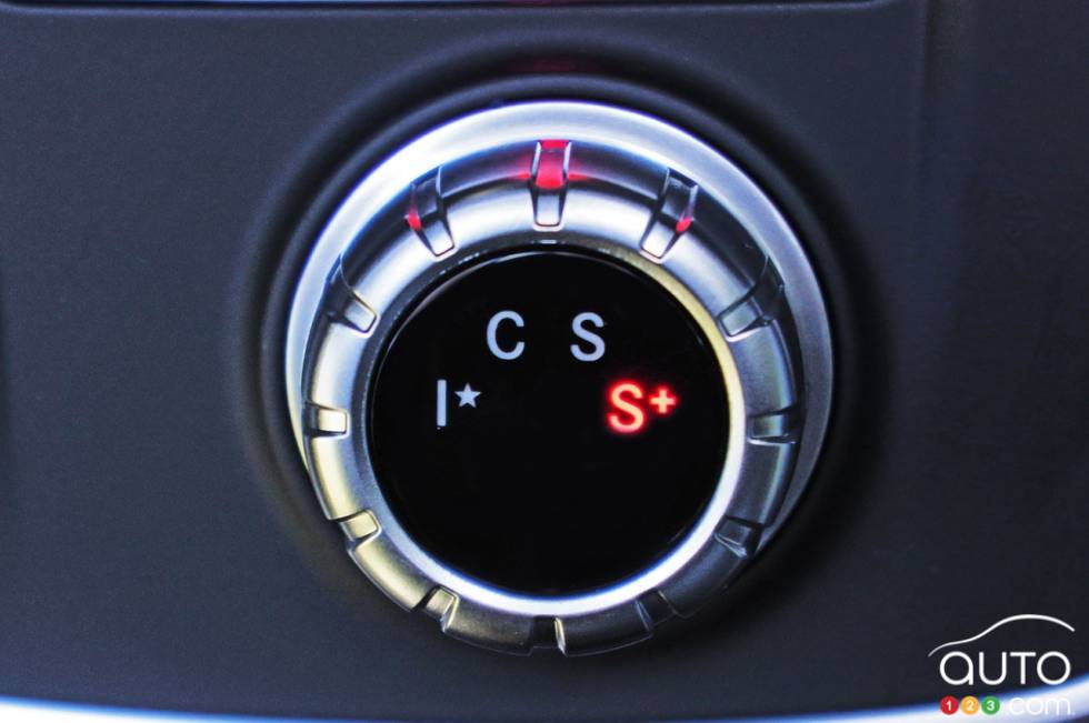 Boutton de contrôle des modes de conduite du Mercedes-Benz GLA 45 AMG 4Matic 2016
