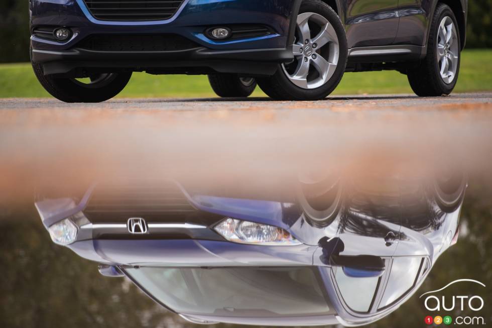 2016 Honda HR-V EX-L Navi front 3/4 view