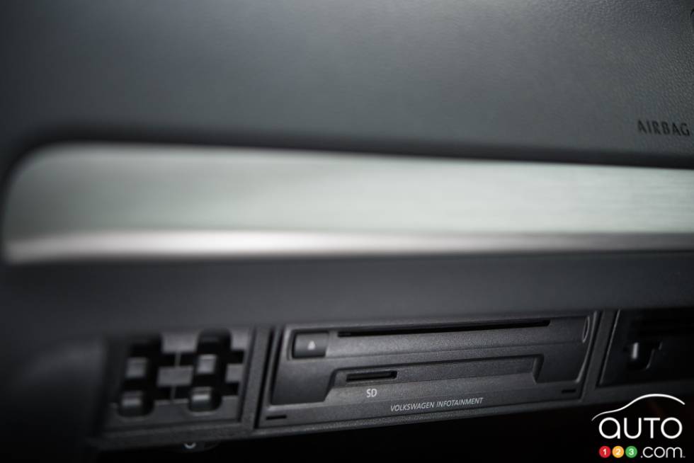 2016 Volkswagen Golf Sportwagen glovebox