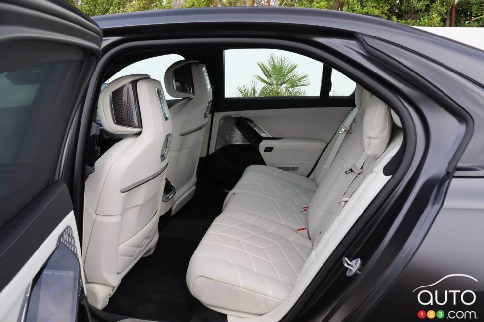 We drive the 2023 BMW i7