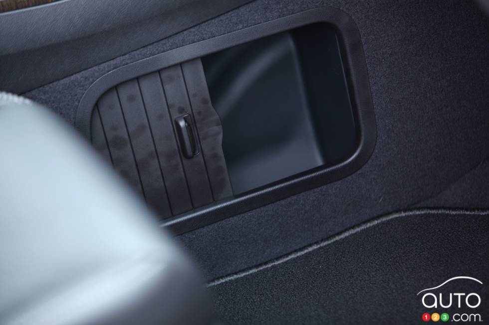 Compartiment de rangement sous la console