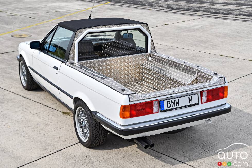 Vue 3/4 arrière de la BMW E30 M3 camionette