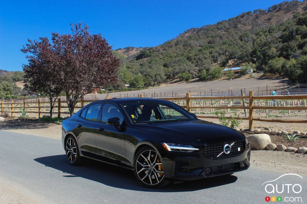 Vue 3/4 avant de la S60