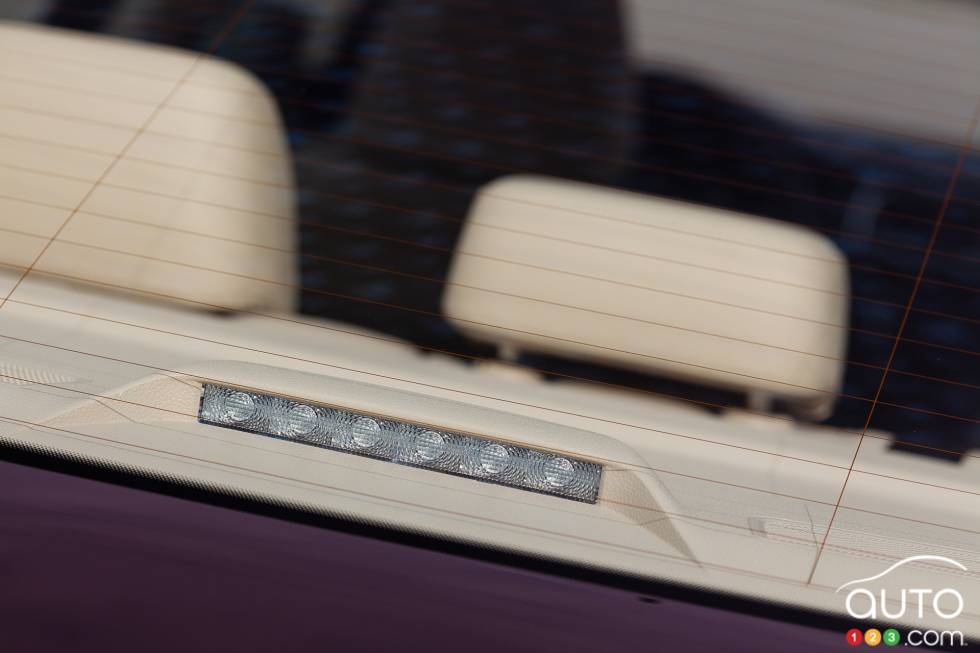Centre-mounted brake light