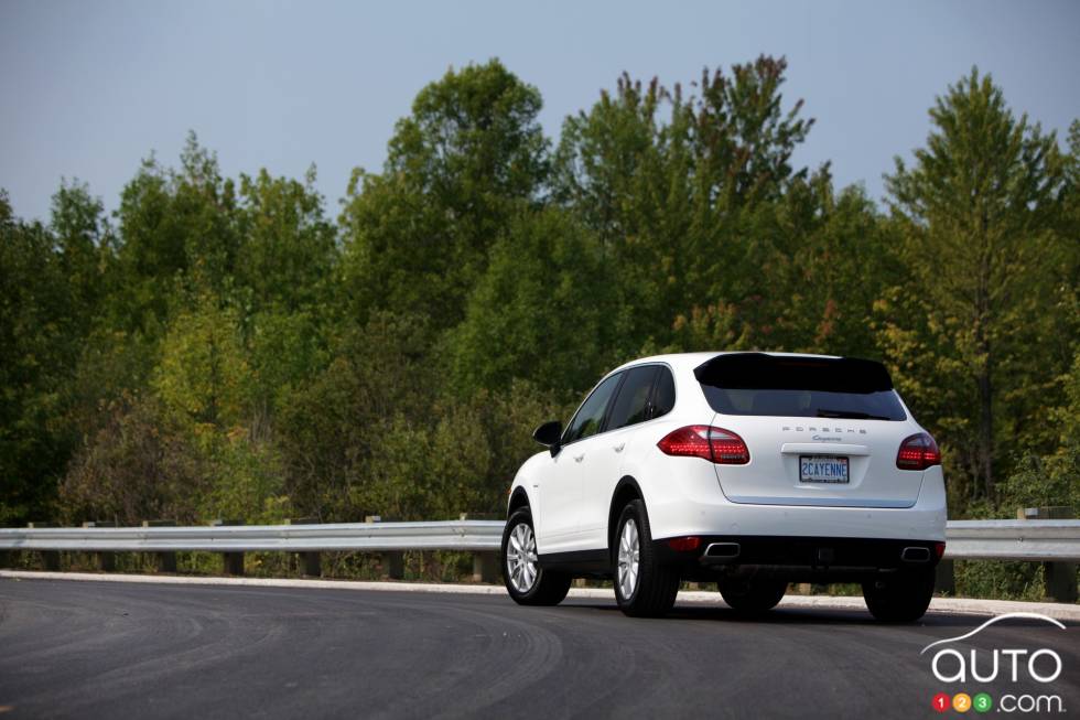 Vue 3/4 arrière gauche éloignée
