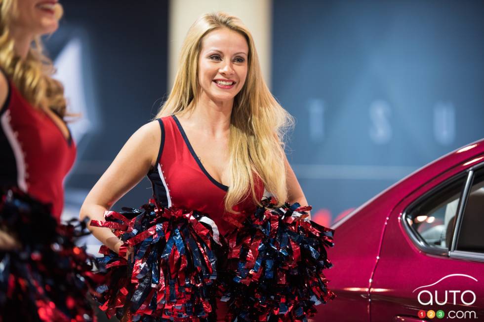 Ladies from 2016 Canadian International Auto Show | Auto123