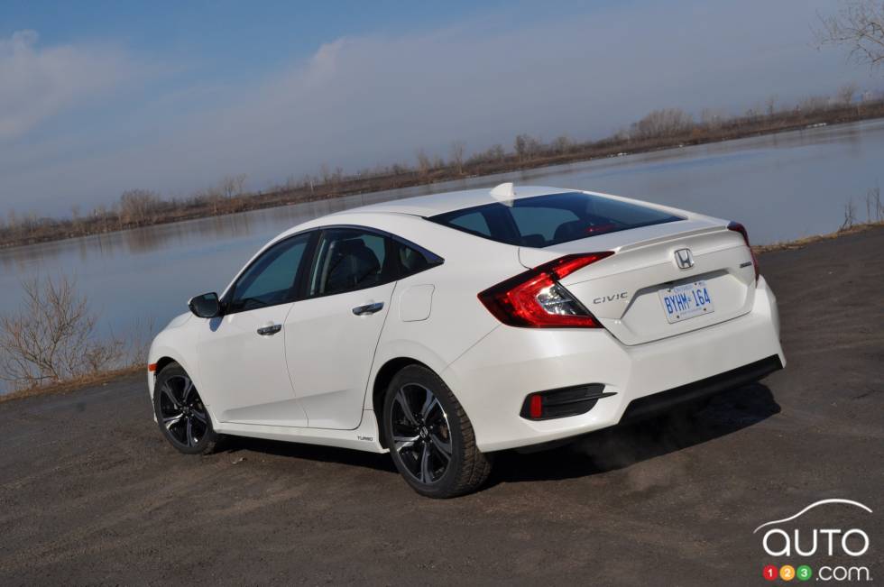 Vue 3/4 arrière de la Honda Civic berline Touring 2016
