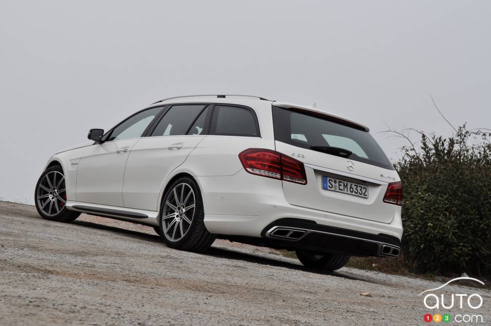 Vue 3/4 arrière gauche en angle, familiale