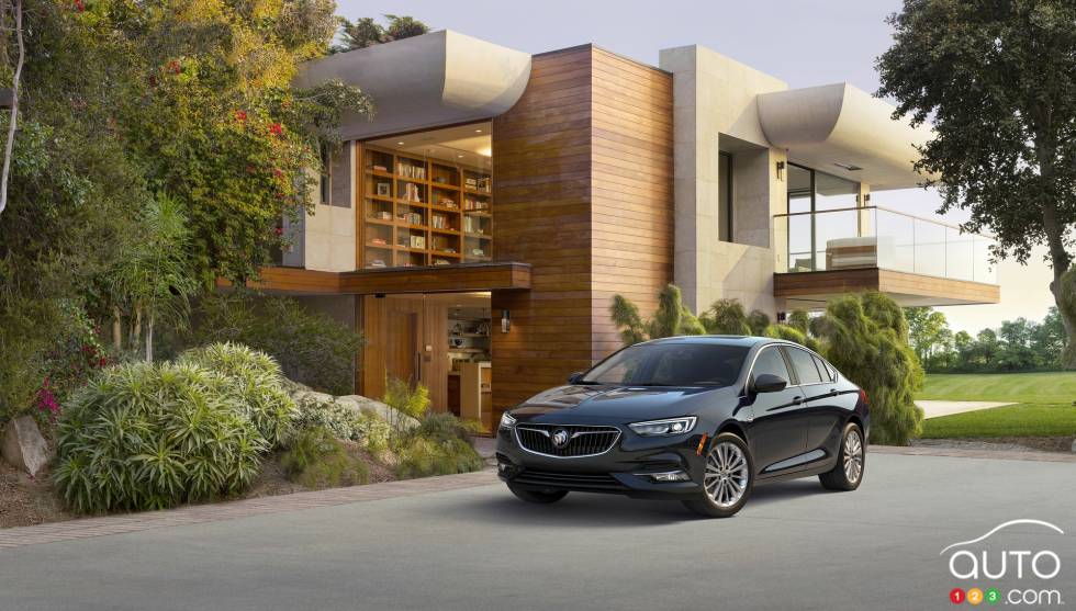Vue 3/4 avant de la Buick Regal sport à hayon 2018