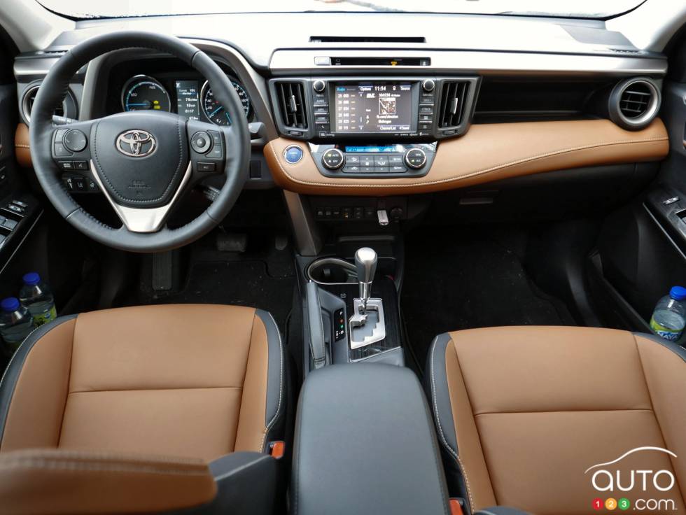 Pour 2016, le Toyota RAV4 affiche un design légèrement modernisé, propose une version « sportive » appelée SE et ajoute un modèle hybride à la fois plus écoénergétique et plus puissant.