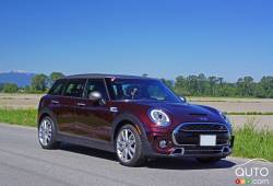 Vue 3/4 avant de la MINI Cooper S Clubman 2016