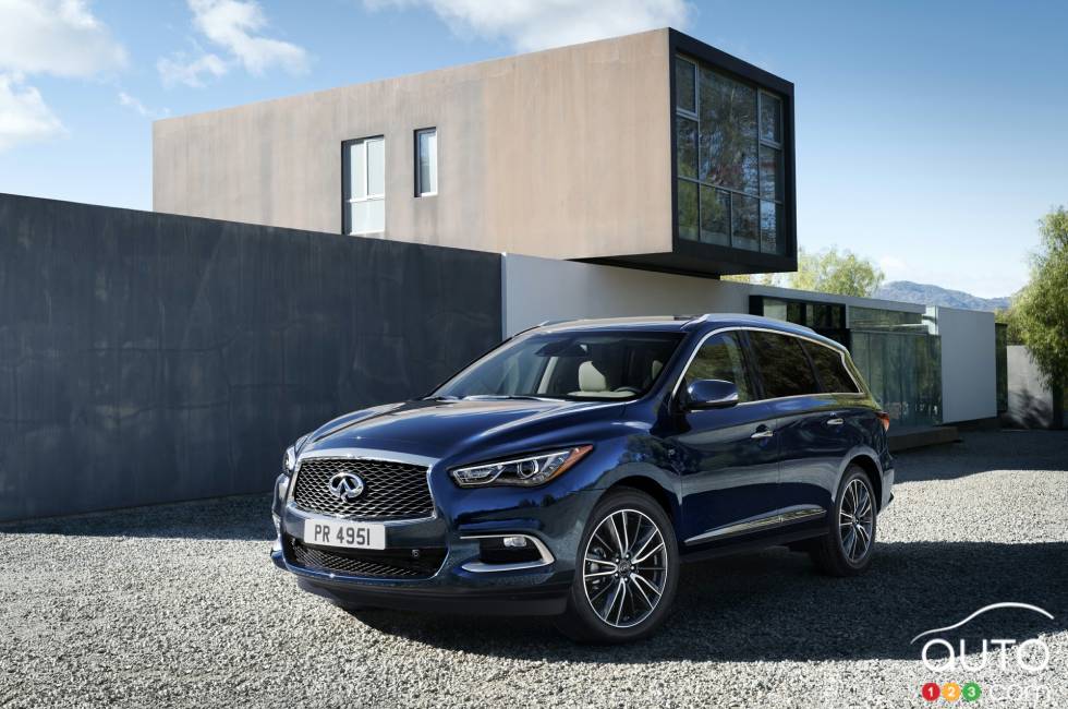 Vue 3/4 avant de l'Infiniti QX60 2016