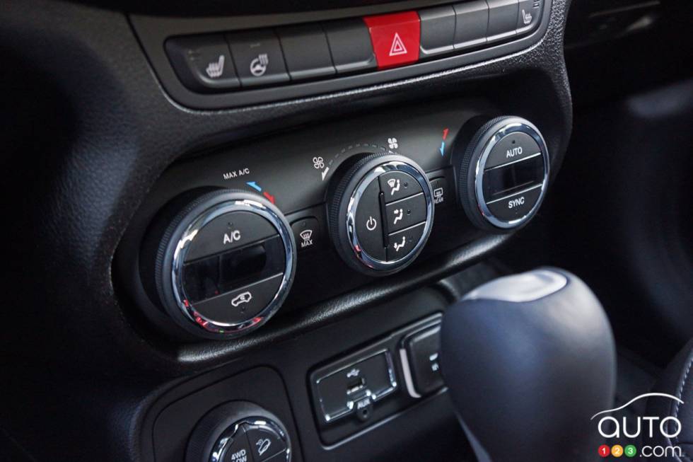 2016 Jeep Renegade Trailhawk climate controls