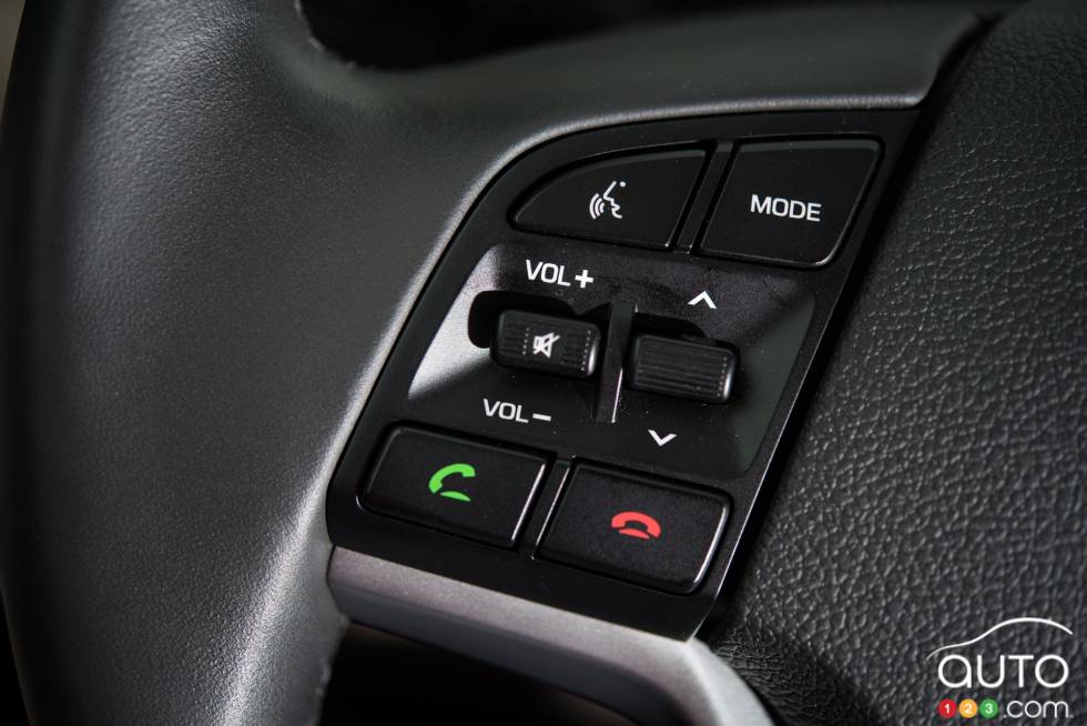 2016 Hyundai Tucson steering wheel mounted audio controls
