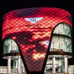 Vue de face Nouvelle concession Bentley à Dubai