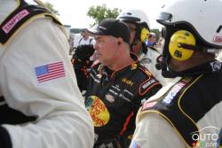 Officiels de NASCAR escortent un membre de l'équipe de Ty Dillon, Chevrolet Bass Pro Shops - Tracker Boats après la course alors que les esprits s'échauffaient