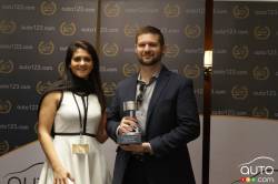 Chuck Reimer, de Mazda Canada, reçoit le prix du Cabriolet de l’année 2018 (Mazda MX-5 RF)