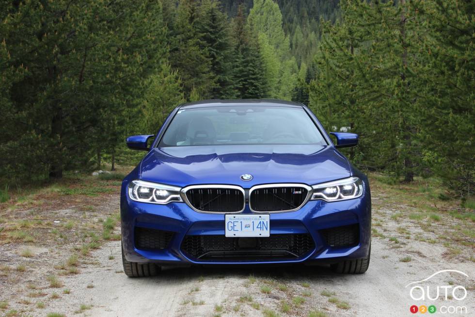 Vue avant avec phare éteints