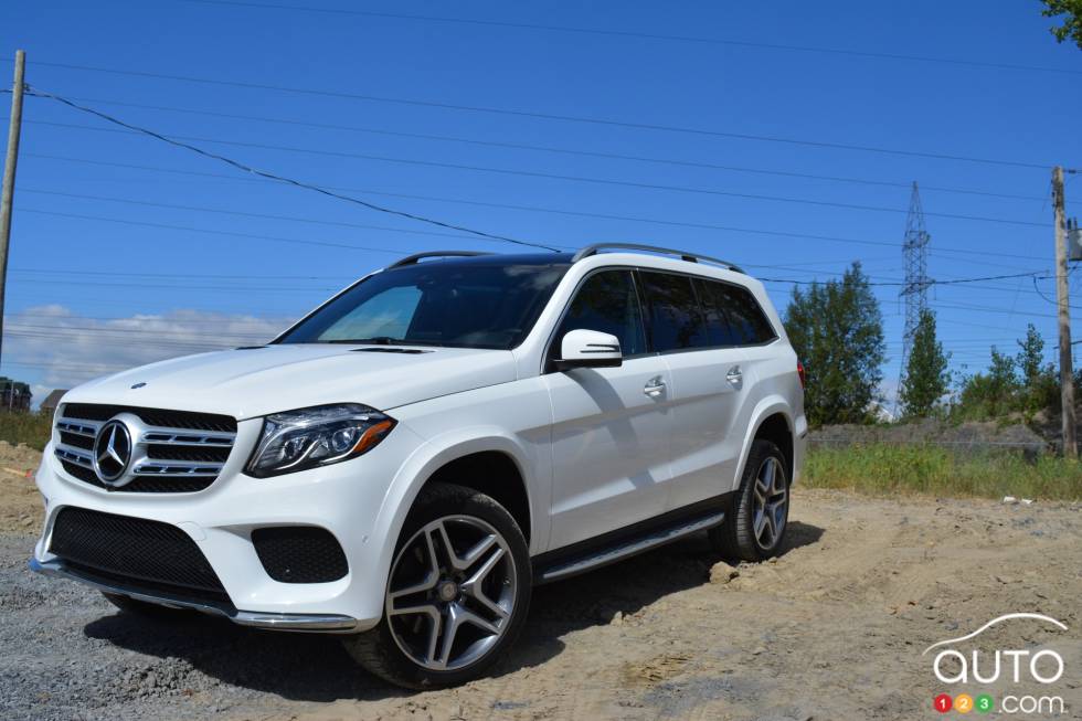 2017 Mercedes-Benz GLS front 3/4 view