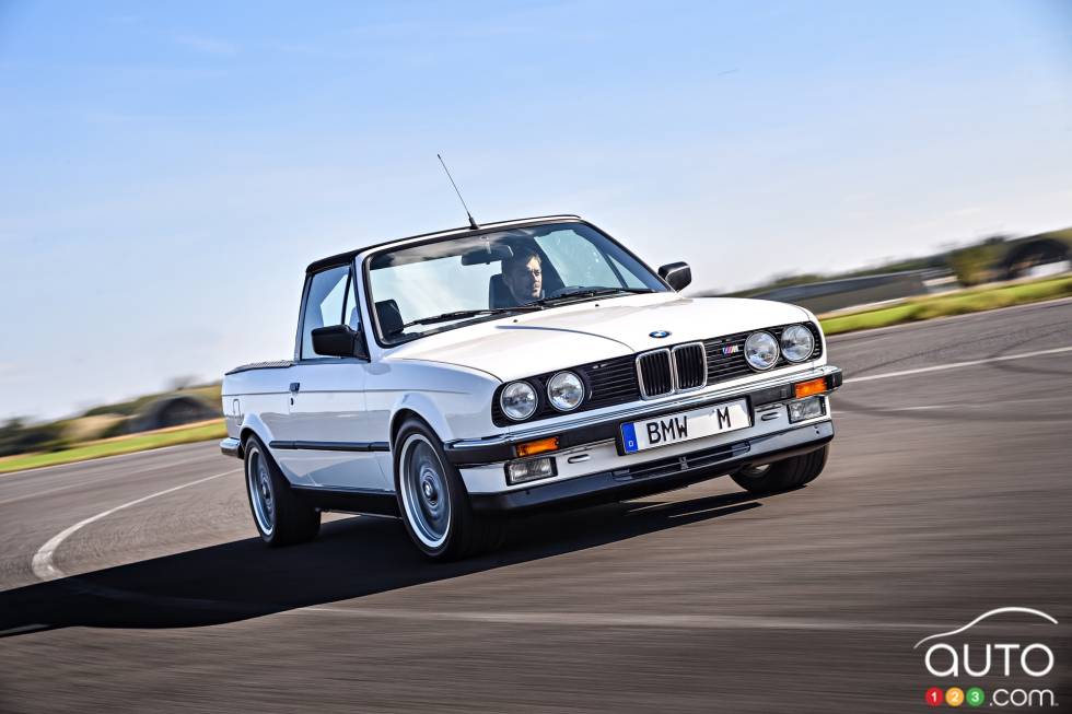 Vue 3/4 avant de la BMW E30 M3 camionette