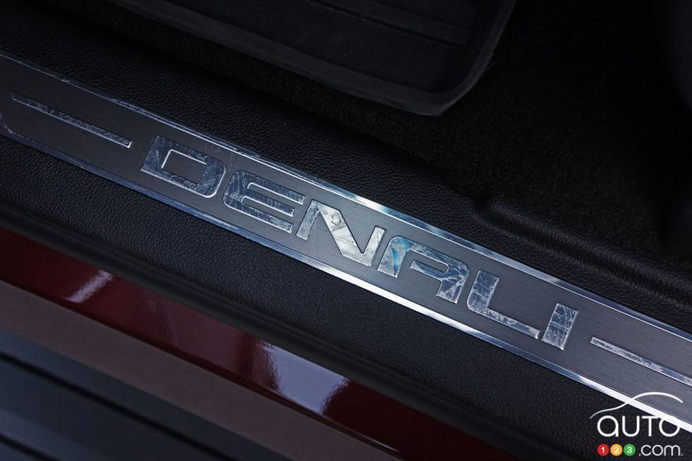 Garnissage des seuils du GMC Yukon Denali 2016