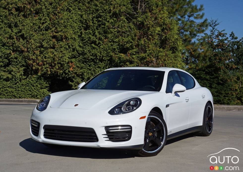 2016 Porsche Panamera GTS front 3/4 view