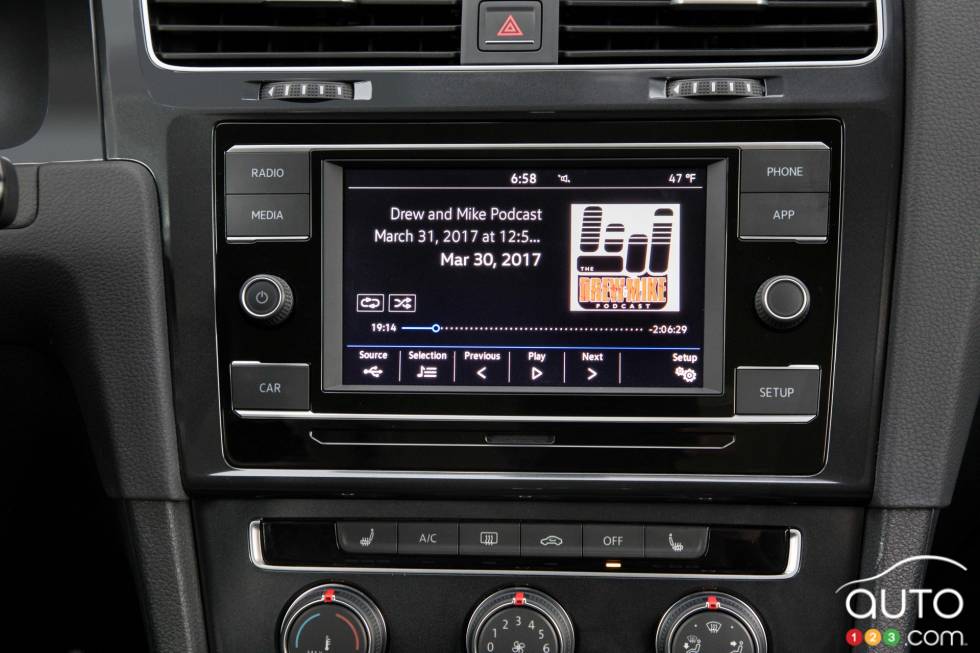 2018 Golf SportWagen multimedia display