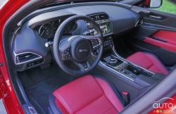 Habitacle du conducteur de la Jaguar XE 35t AWD R-Sport 2017