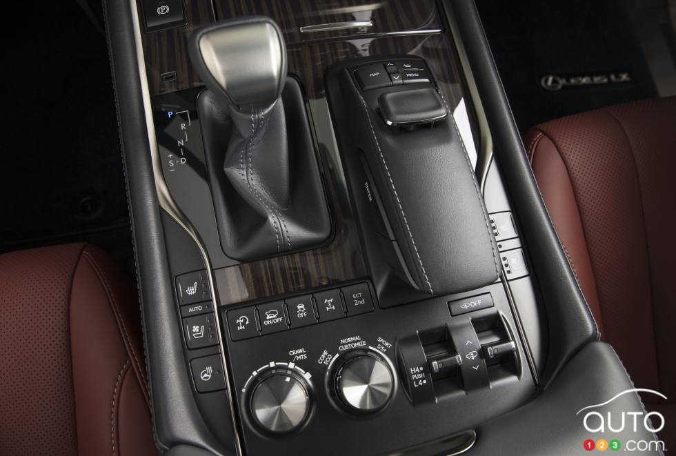 2016 Lexus LX 570 center console