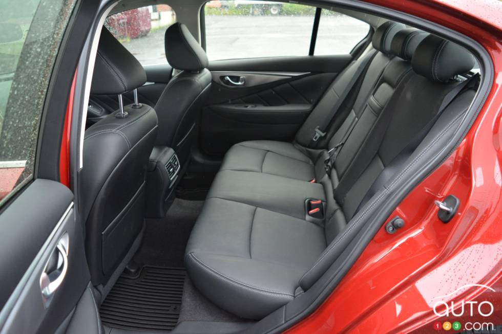 2016 Infiniti Q50 rear seats