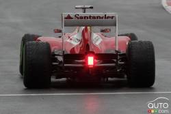 Une Ferrari à la sortie des puits.