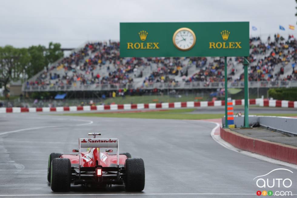 Une voiture Ferrari quitte les puits