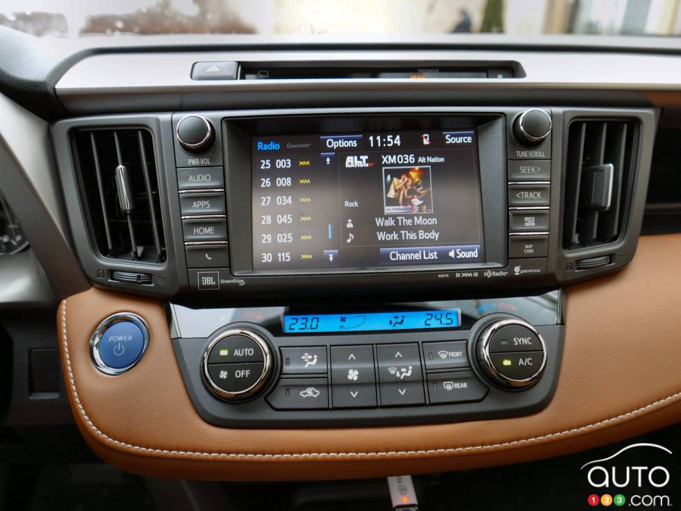 Pour 2016, le Toyota RAV4 affiche un design légèrement modernisé, propose une version « sportive » appelée SE et ajoute un modèle hybride à la fois plus écoénergétique et plus puissant.