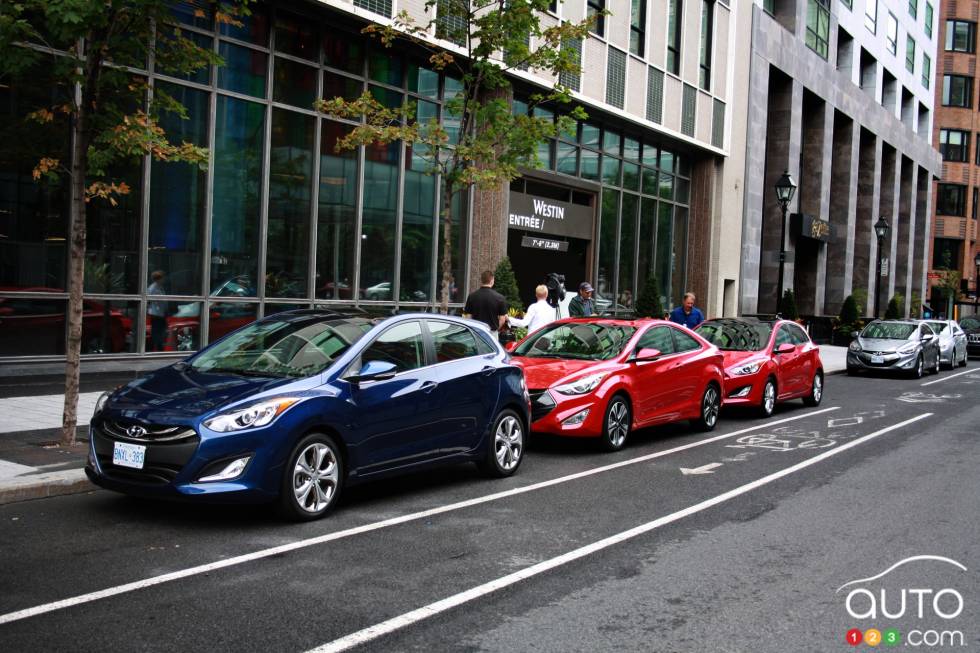 Vue 3/4 avant avec d'autres modèles d'Elantra