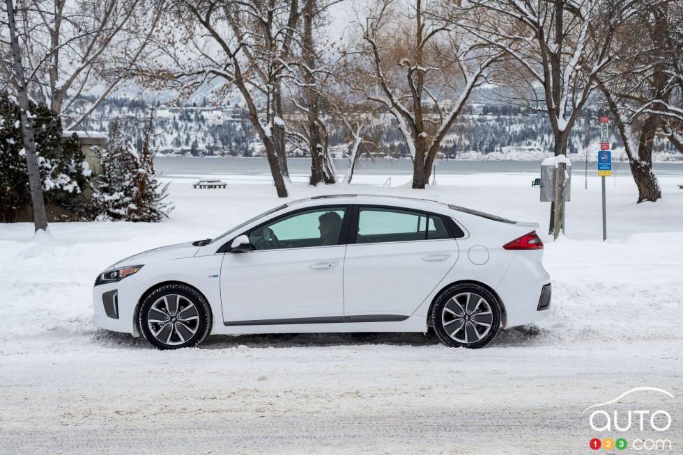 la-hyundai-ioniq-hybride-rechargeable-2018-efficace-m-me-en-plein