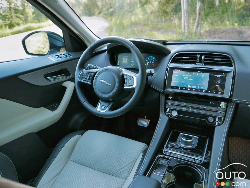 Habitacle du conducteur du Jaguar F-Pace 2017
