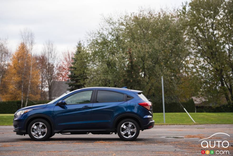 Vue de côté de la Honda HR-V EX-L Navi 2016