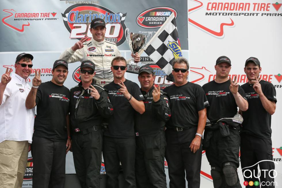 L.P. Dumoulin, WeatherTech Canada/Bellemare Dodge célèbre sa victoire avec son équipe après la course