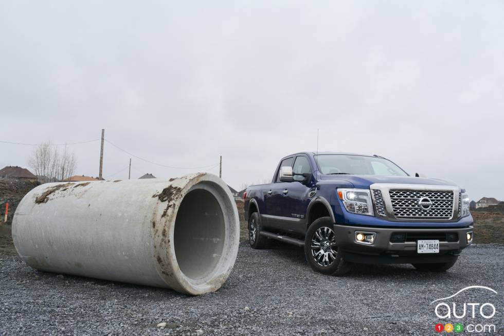 2016 Nissan Titan XD front 3/4 view