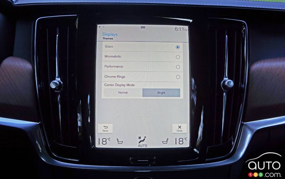 Multimedia display                              