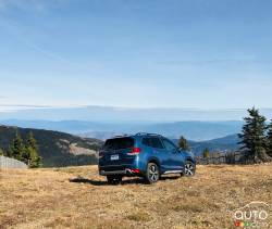 Vue 3/4 arrière du Subaru Forester Premier 2019