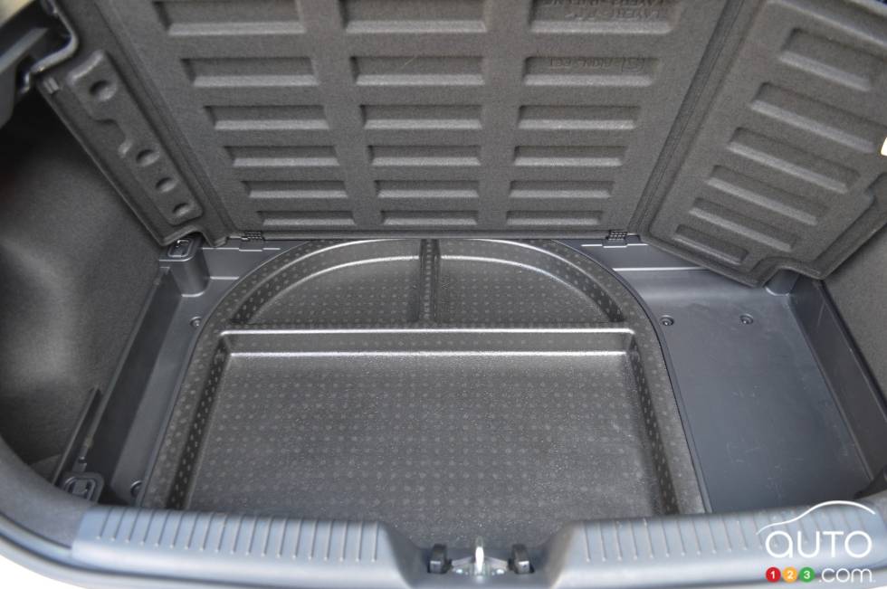 Rangement sous le plancher de l'aire de chargement