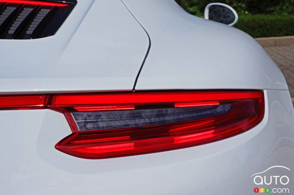 2017 Porsche 911 Carrera 4s tail light