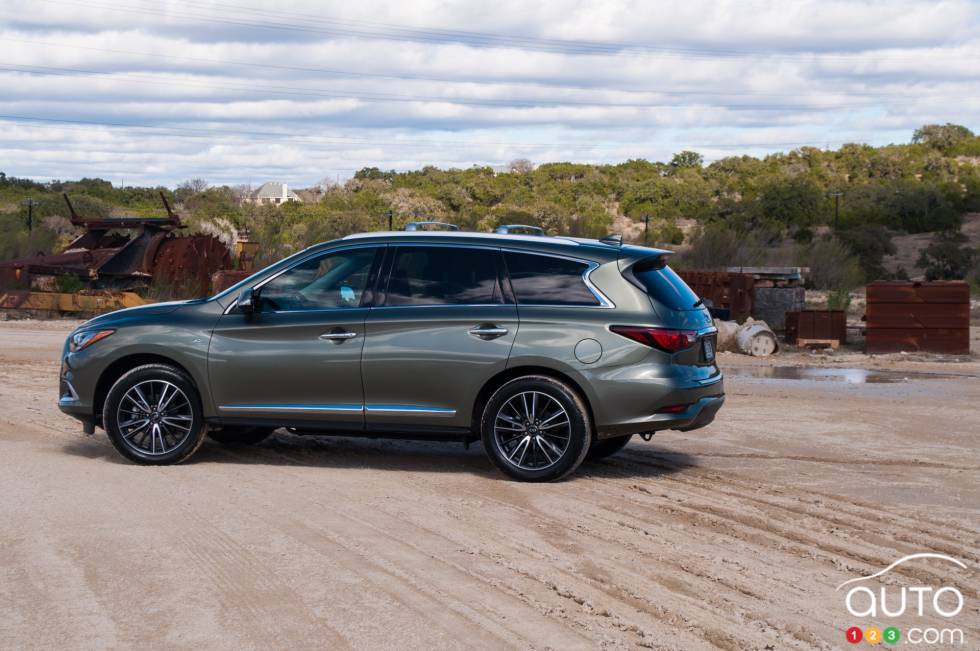 Vue de côté de l'Infiniti QX 60 2016