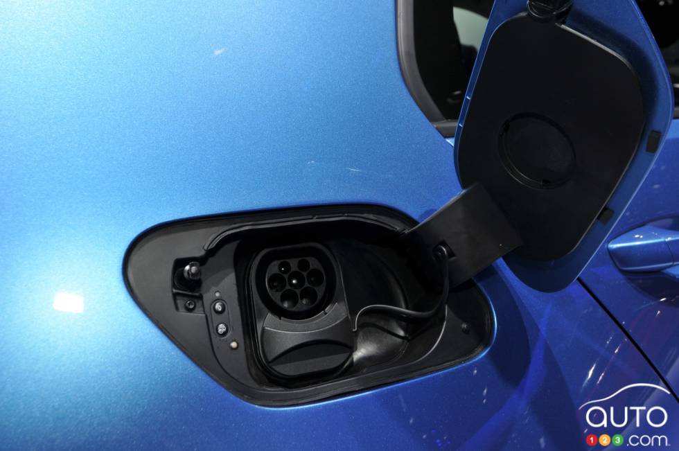 ce qui est normalement un bouchon d'essence est remplacé par une prise pour la recharge du véhicule