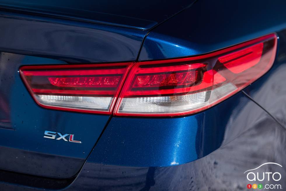 2016 Kia Optima SXL tail light