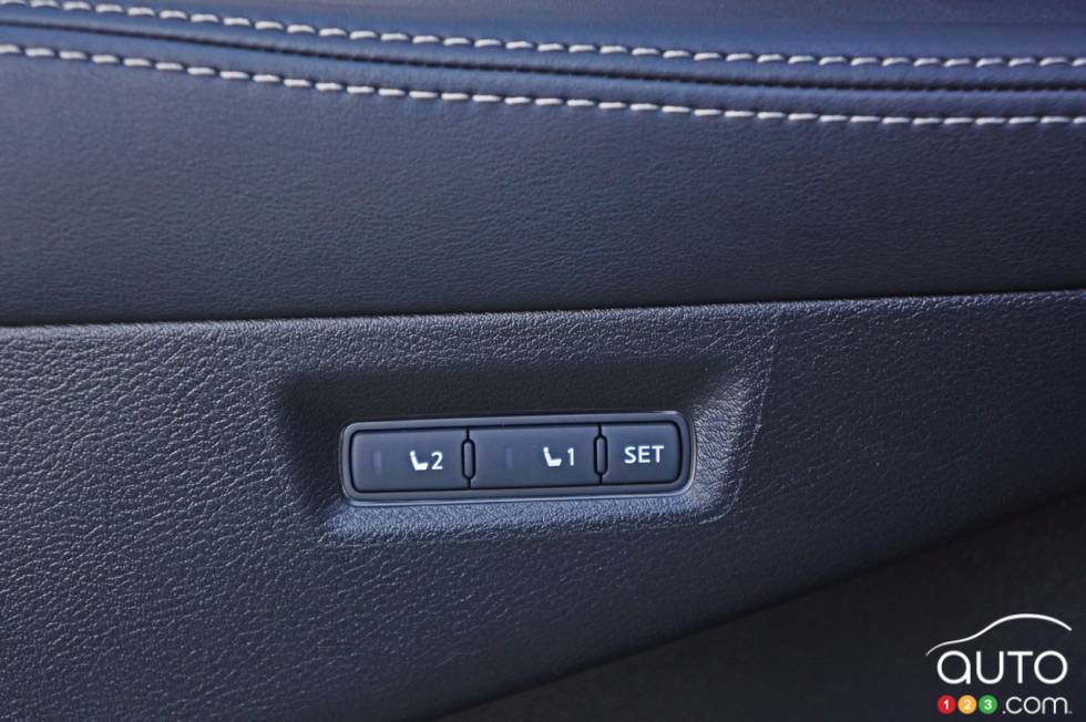 2016 Nissan Murano Platinum interior details
