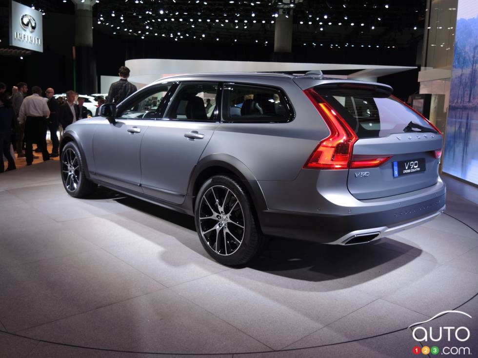 Volvo V90 Cross Country 2017 vue 3/4 arrière
