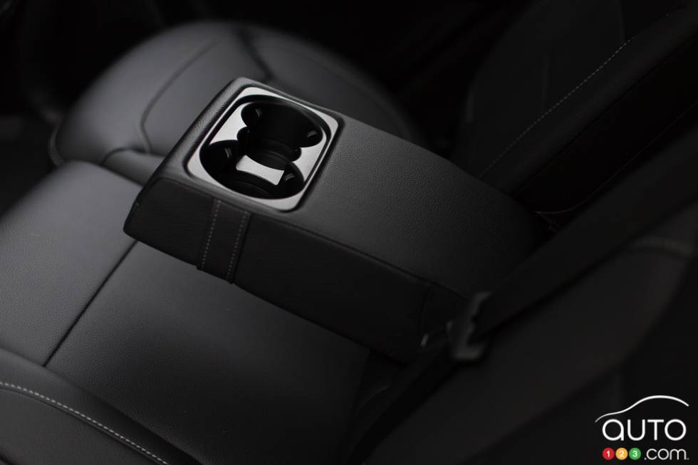 Rear centre armrest with cupholders