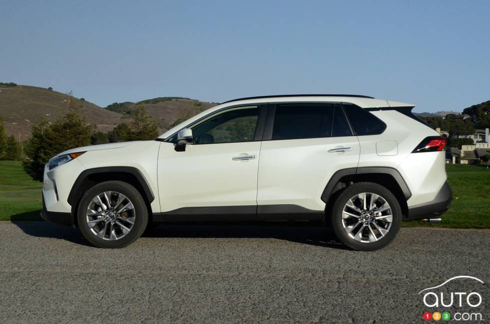 Vue de profil du  Toyota RAV4 Limited AWD 2019